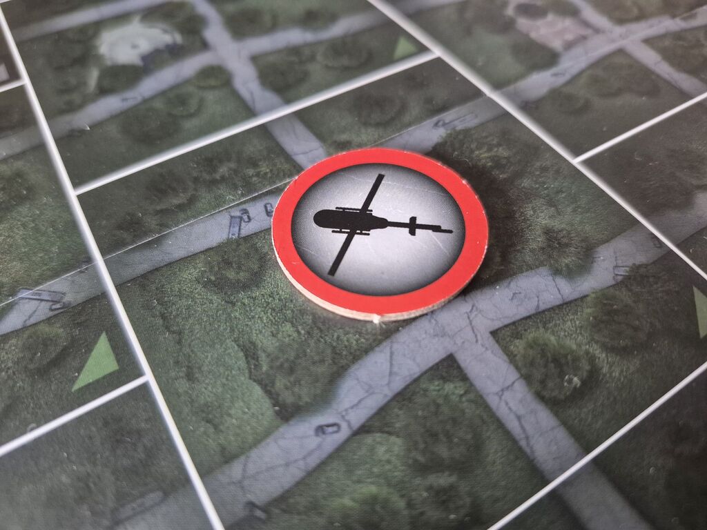Plättchen mit Hubschrauber auf Spielplan.