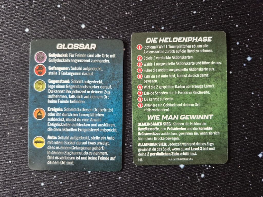 Zwei Karten mit viel Text und Symbolen.