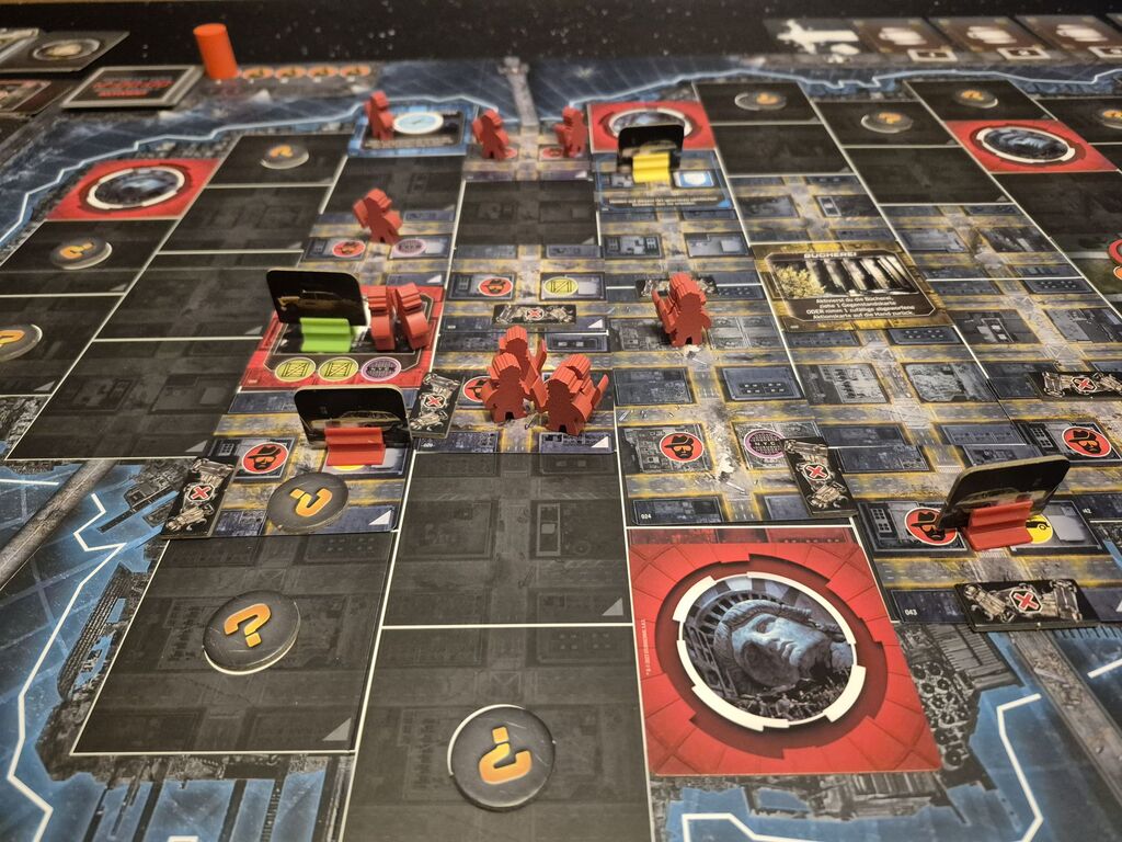 Viele rote Spielfiguren auf dem Spielplan.