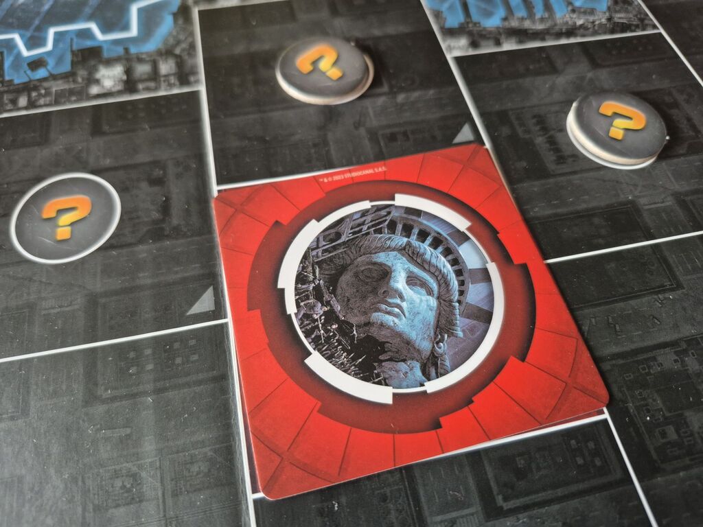 Verdeckte Karte mit rotem Rand auf Spielplan.