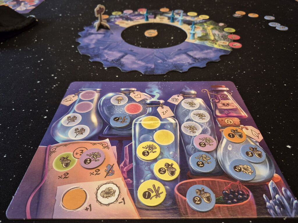Spielertableau mit Plättchen auf Flaschen.