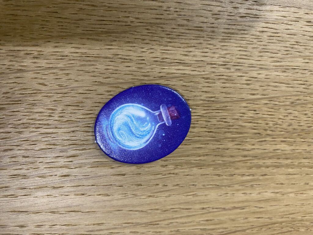 Marker mit Flasche mit weiß-blauer Flüssigkeit.