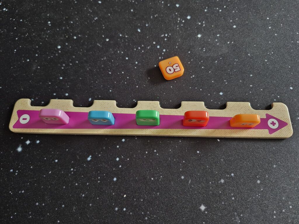 Ein Stein mit der 50 liegt oberhalb der Spielleiste mit fünf verdeckten Steinen.