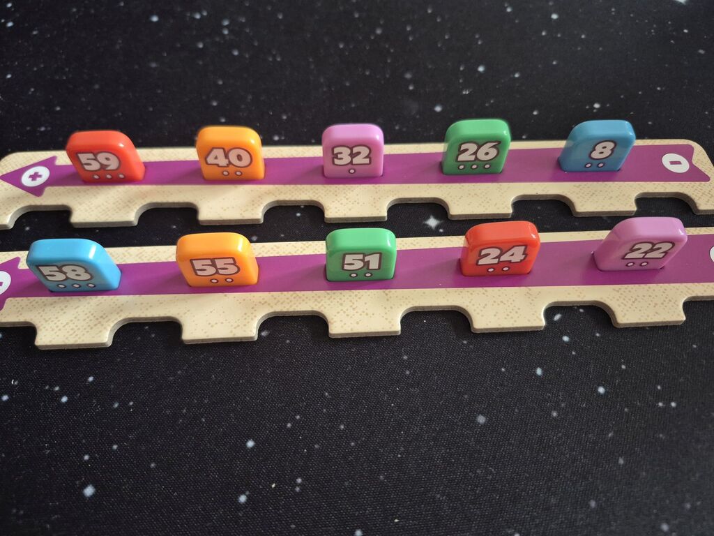 Zwei Leisten mit je fünf Spielsteinen.