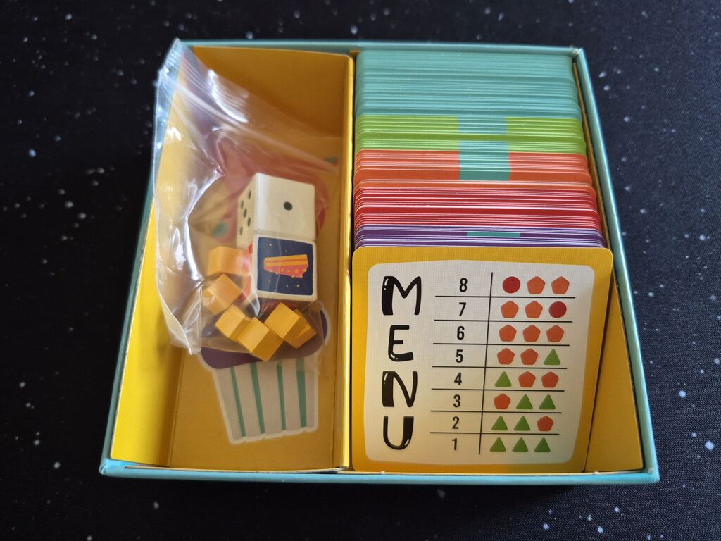Spielmaterial von "Hands off!" in der Schachtel.