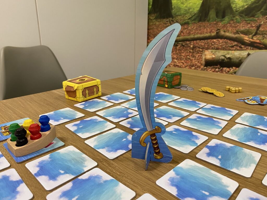 Pappaufsteller in Säbelform zwischen Spielmaterial.