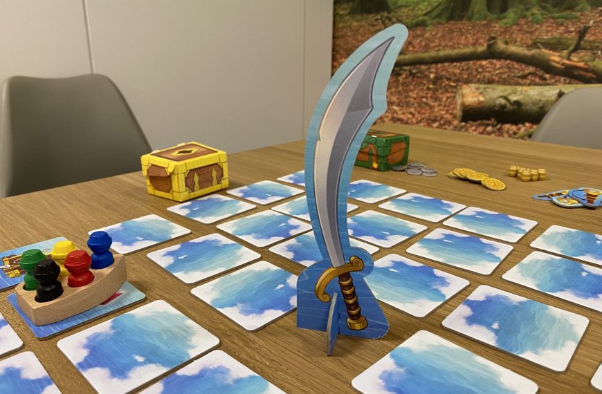 Pappaufsteller in Säbelform zwischen Spielmaterial.