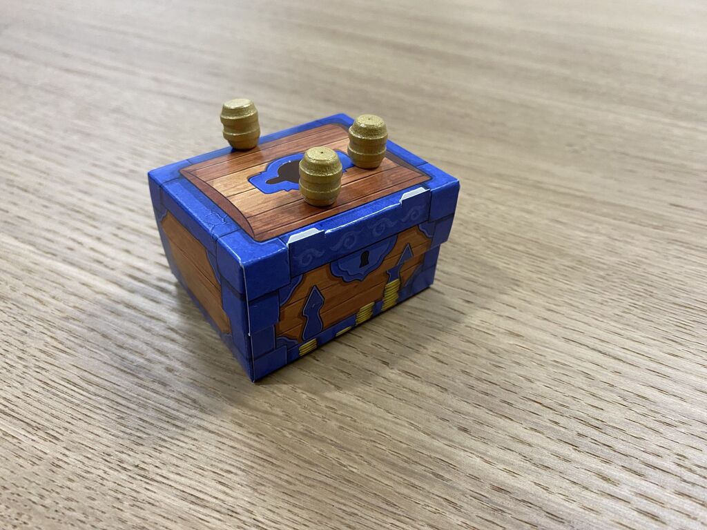 Drei kleine goldene Fässer auf Pappschatztruhe aus "Käpt'n Memo".