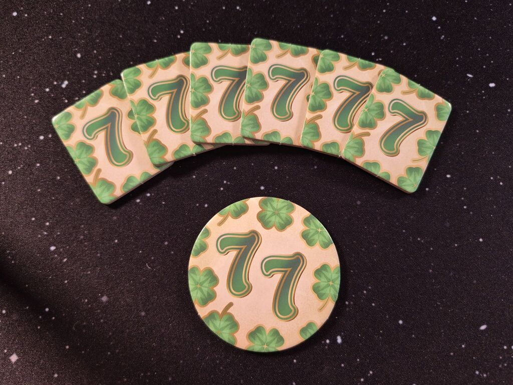 Spielplättchen mit einer Sieben, eins mit zwei Sieben.