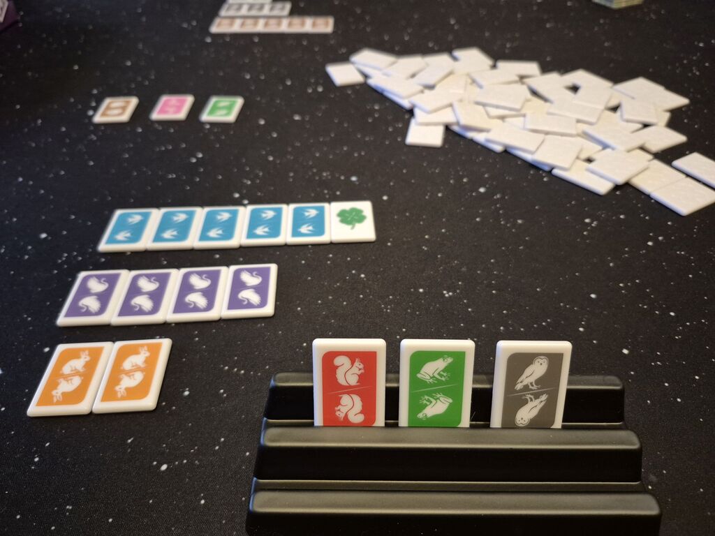 Spielsteine aus "My Seven" auf einem Tisch.