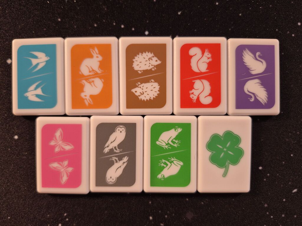 Spielsteine mit unterschiedlichen Tieren und einem Kleeblatt