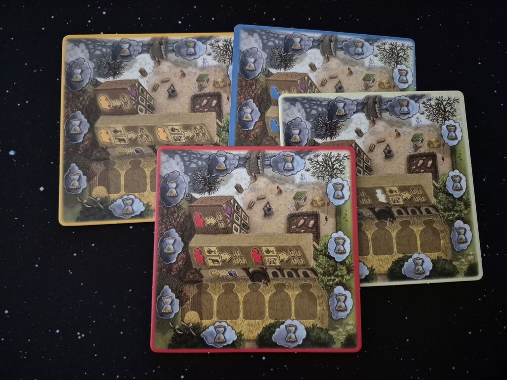 Vier Spielertableaus mit unterschiedlich gefärbten Rändern und aufgedruckten Figuren.