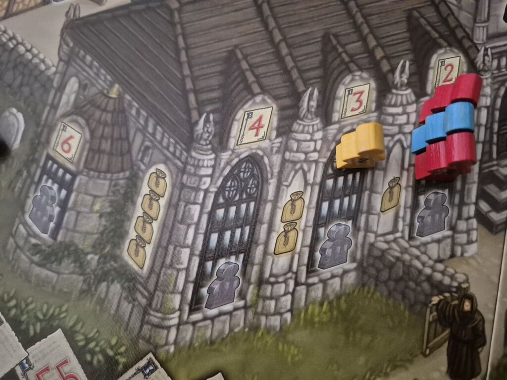 Spielfiguren auf Spielplanausschnitt mit Symbolen.