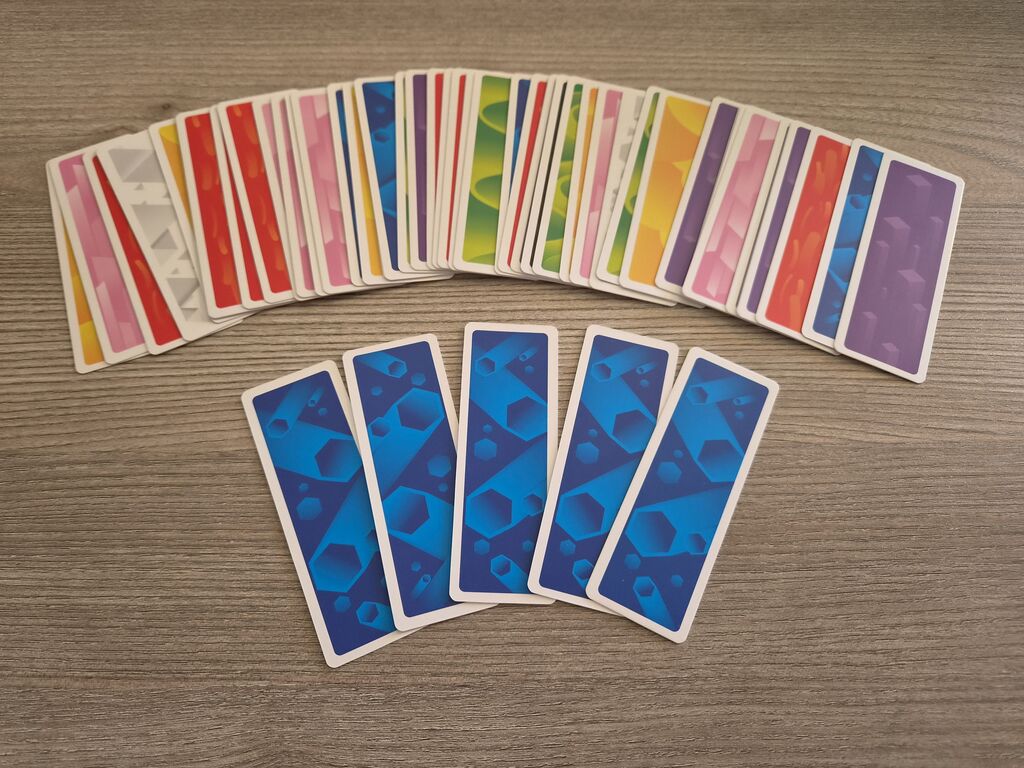Bunte Karten, davon fünf blaue nebeneinander.