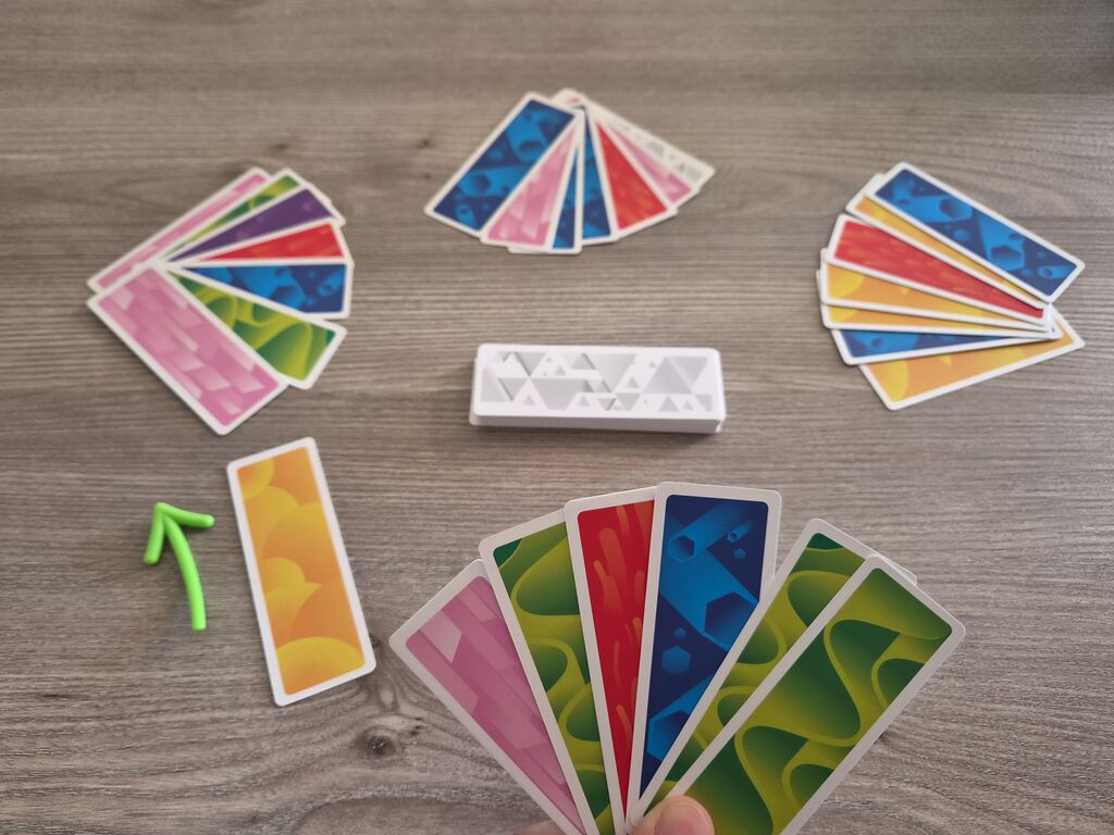 Karten aus "Color Flush" auf Tisch.