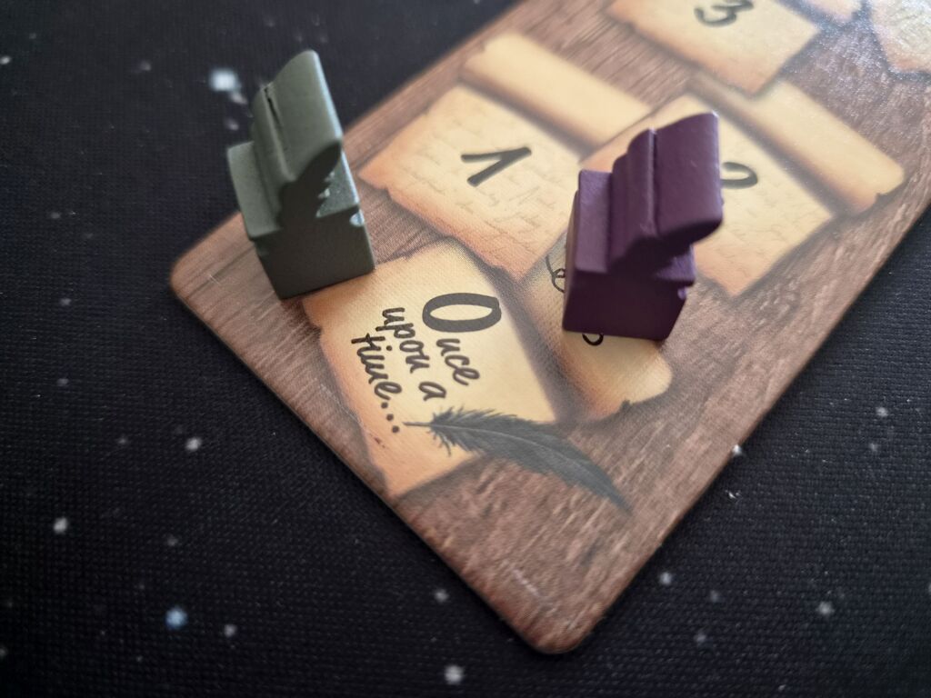 Zwei Holzmarker auf Spielplanteil.