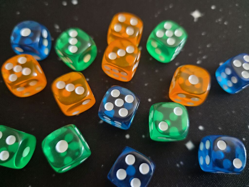 Grüne, orangefarbene und blaue Würfel.