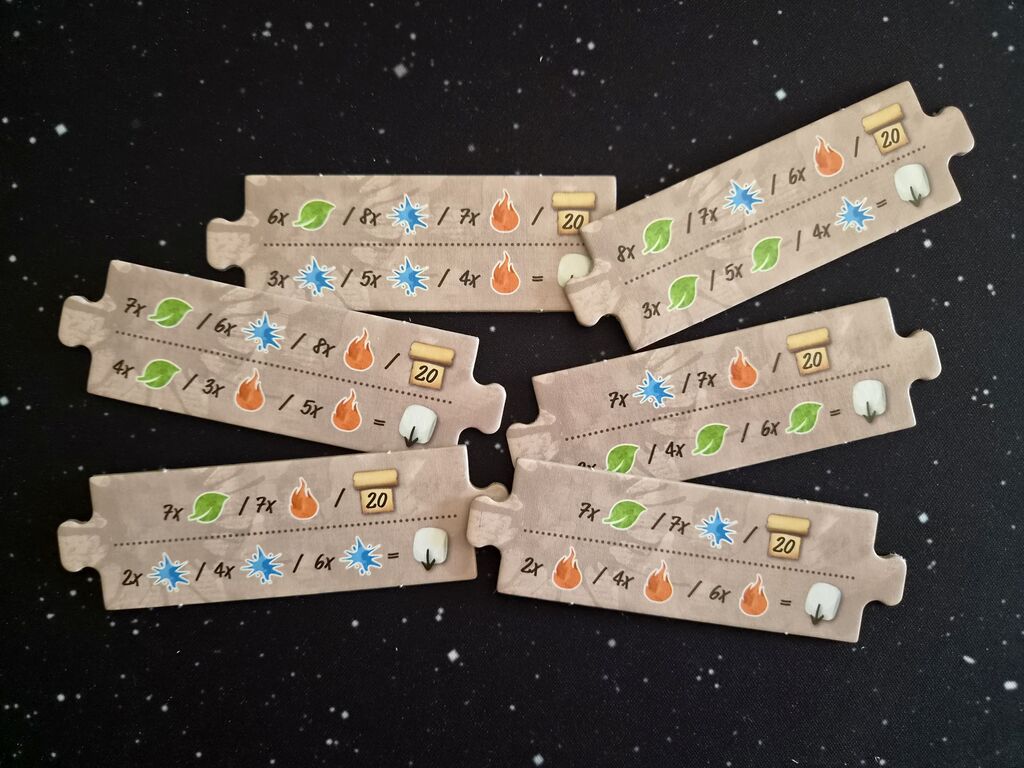 Spielplanteile in Puzzleform.