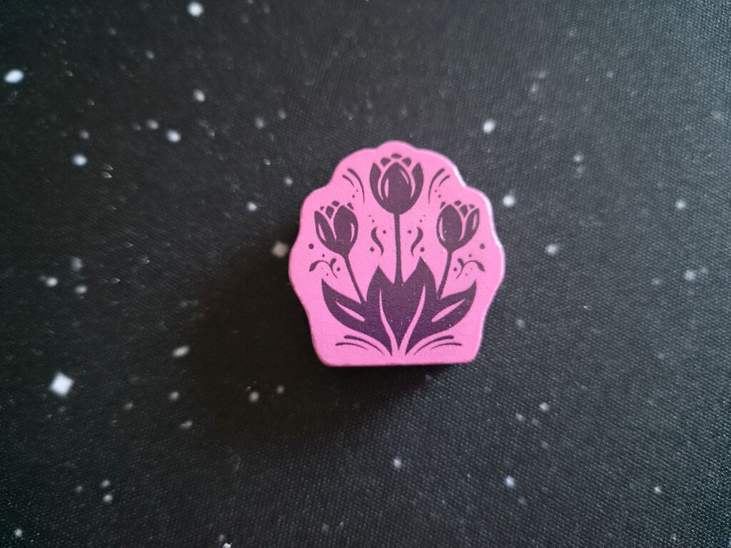 Lila Holzmarker mit Tulpen.