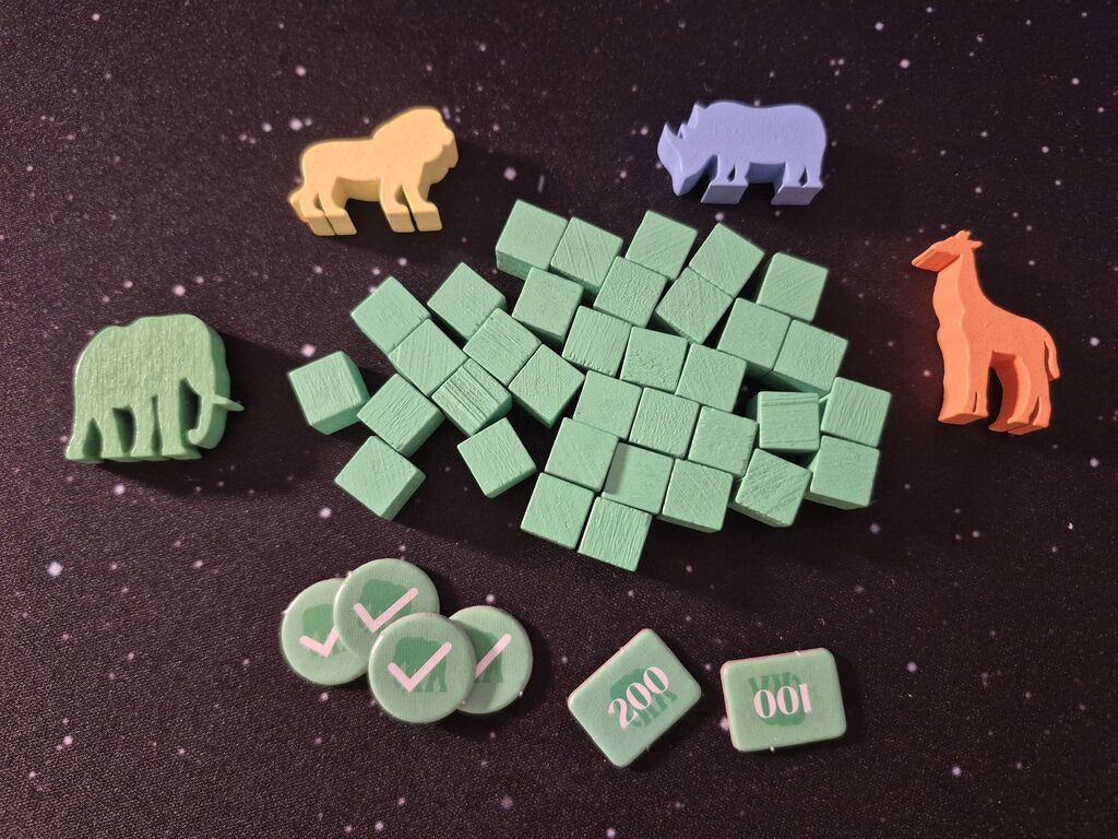 Vier Tierfiguren in vier Farben, grüne Holzwürfel und grüne Marker.