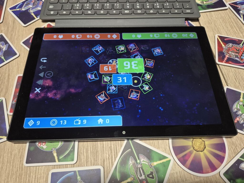 Tablet mit Zahlen und Symbolen auf Tisch mit Plättchen.