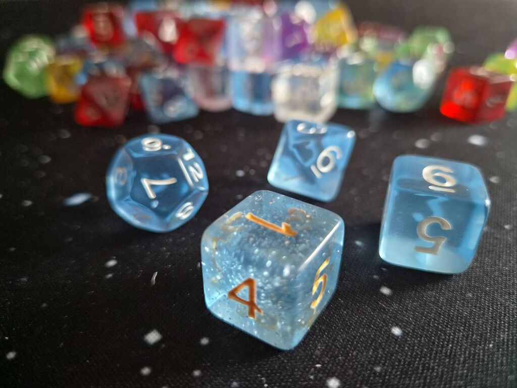 Vier blaue Würfel.