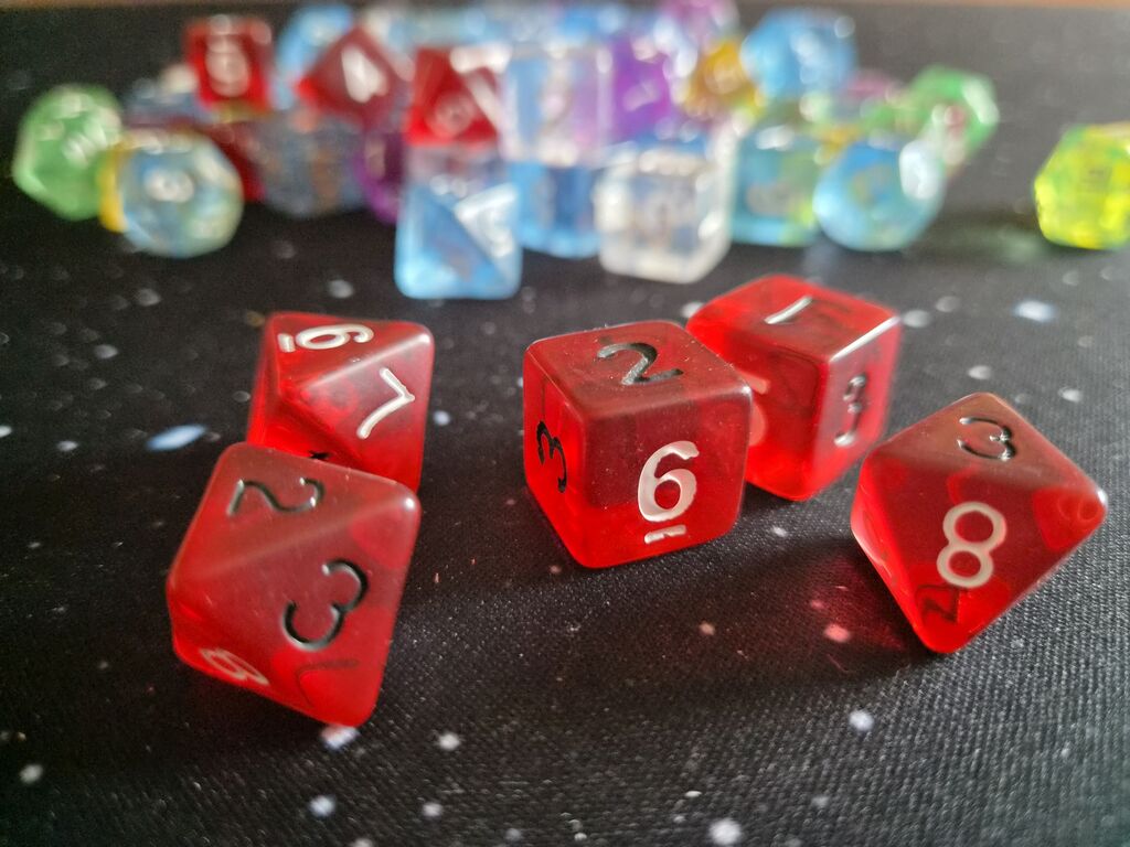 Rote Würfel vor bunten Würfeln.