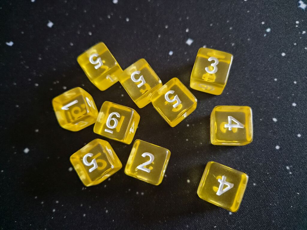 Zehn gelbe Würfel aus "Panda Royale".