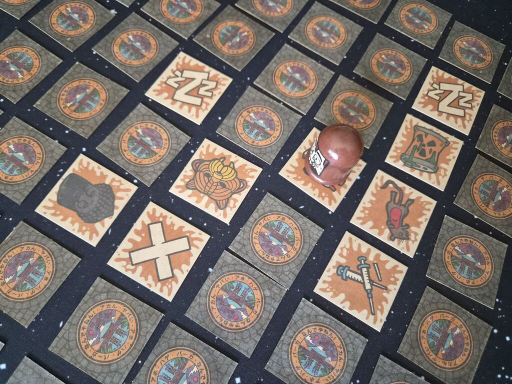 Spielmaterial aus aufdeckten und verdeckten Plättchen.