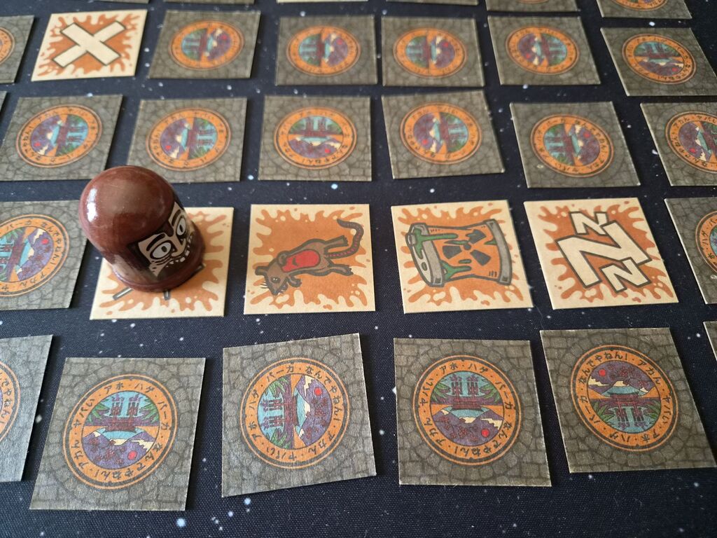 Spielmaterial mit mehr aufdeckten Plättchen.