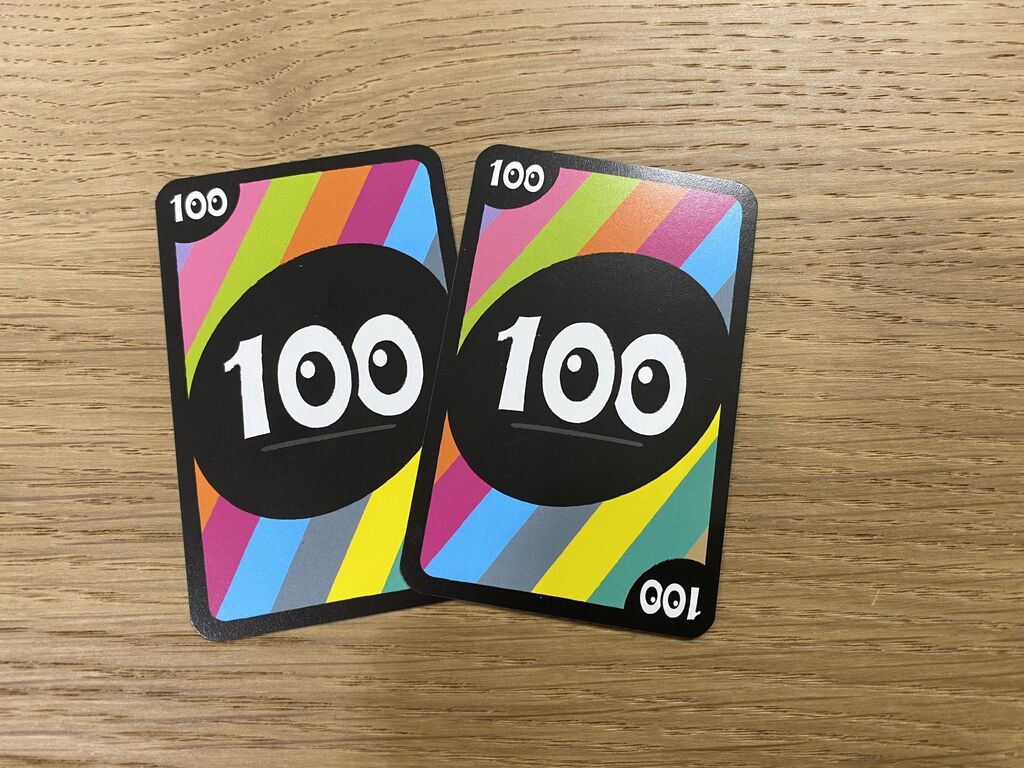 Zwei Karten mit bunten Streifen und der Zahl 100.