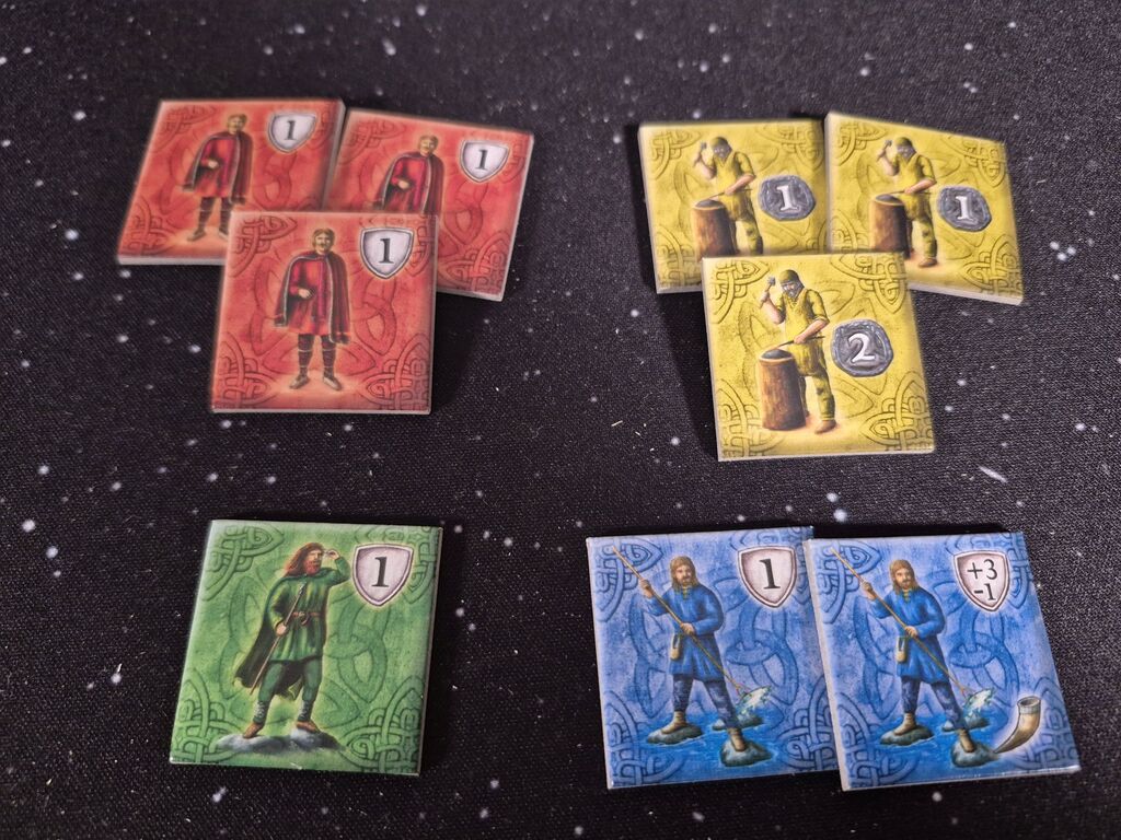 Gelbe, grüne, blaue und rote, quadratische Plättchen.