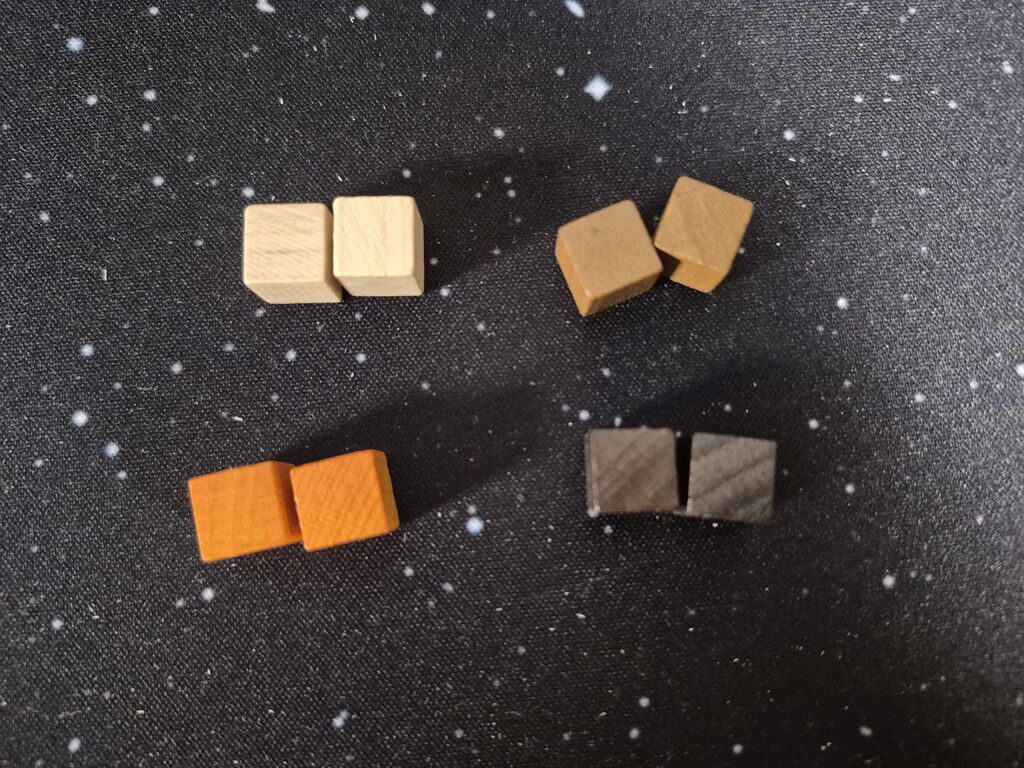 Acht Holzwürfel in beige, orange, hell- und dunkelbraun.