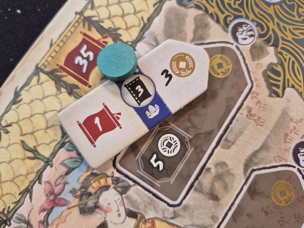 Marker liegt auf Plättchen auf Spielplan.