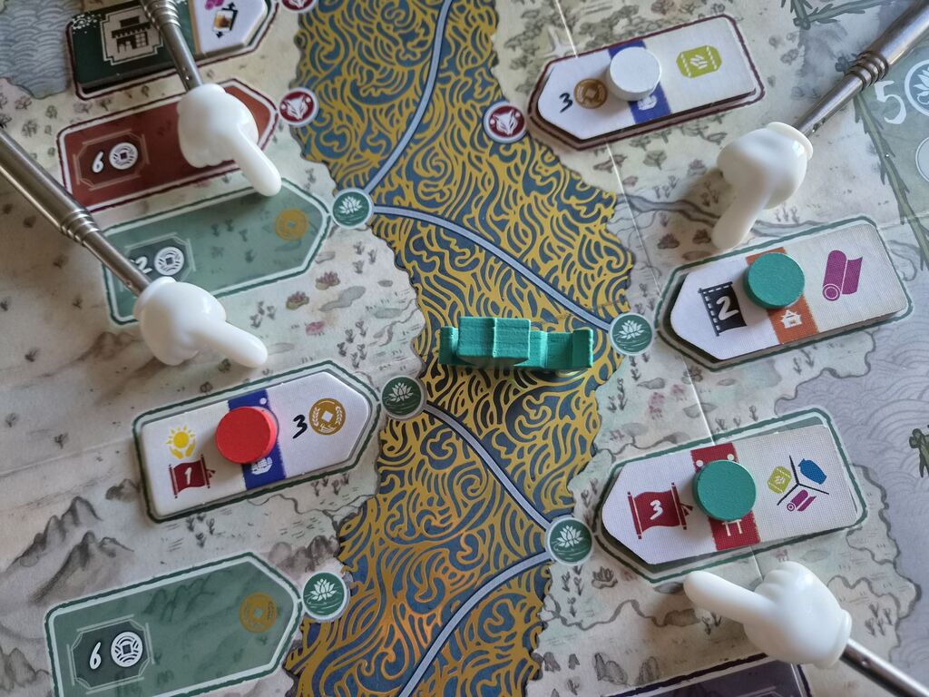 Spielplanausschnitt mit Markern und Plättchen.