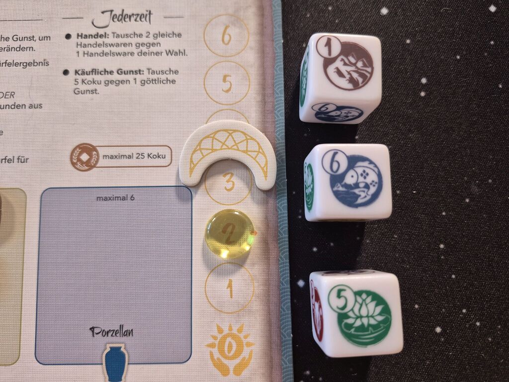 Würfel neben Ausschnitt des Spielertableaus von "Am Goldenen Fluss".