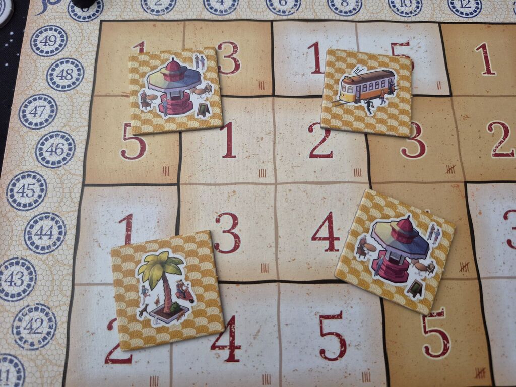 Plättchen auf Spielplan von "Calçada".