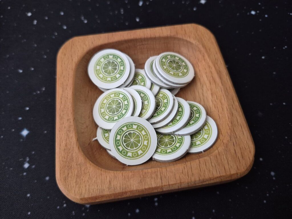Runde Plättchen in Holzschale.