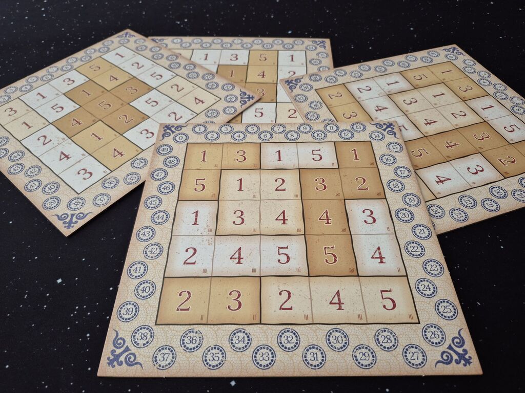 Spielpläne mit Zahlen und farblich unterschiedlichen Bereichen.