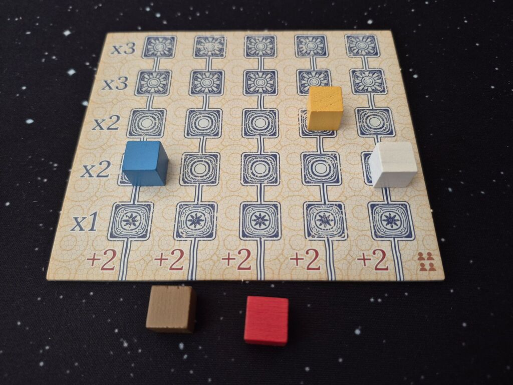 Spieltableau mit bunten Würfeln.