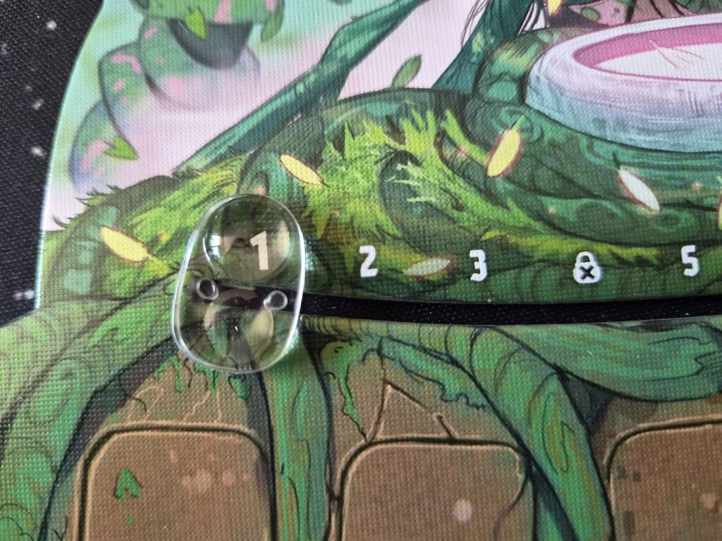 Kleiner, durchsichtiger Marker auf Spielertableau.