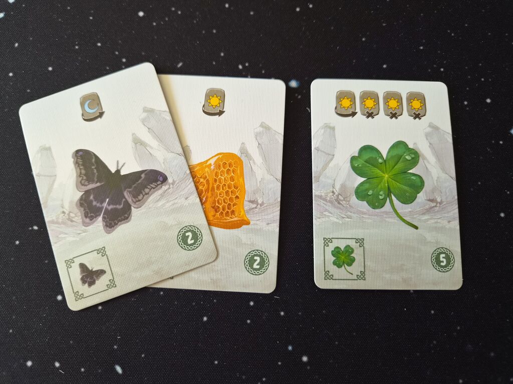 Drei Karten mit Symbolen.