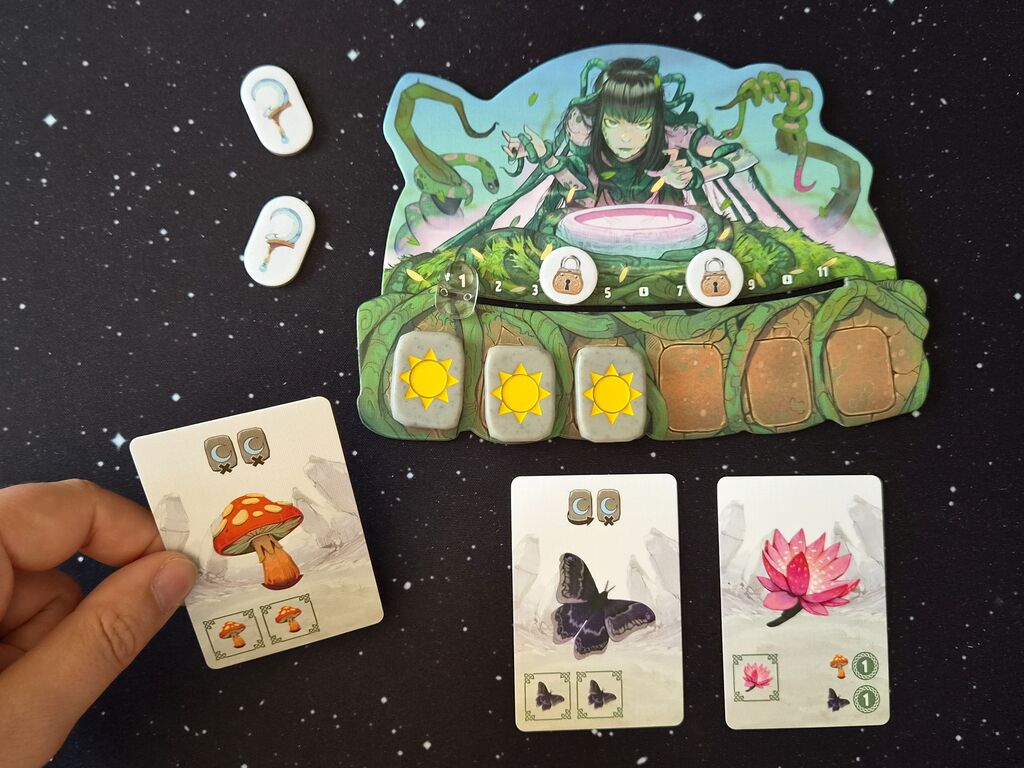 Hand hält Karte über Spielmaterial.