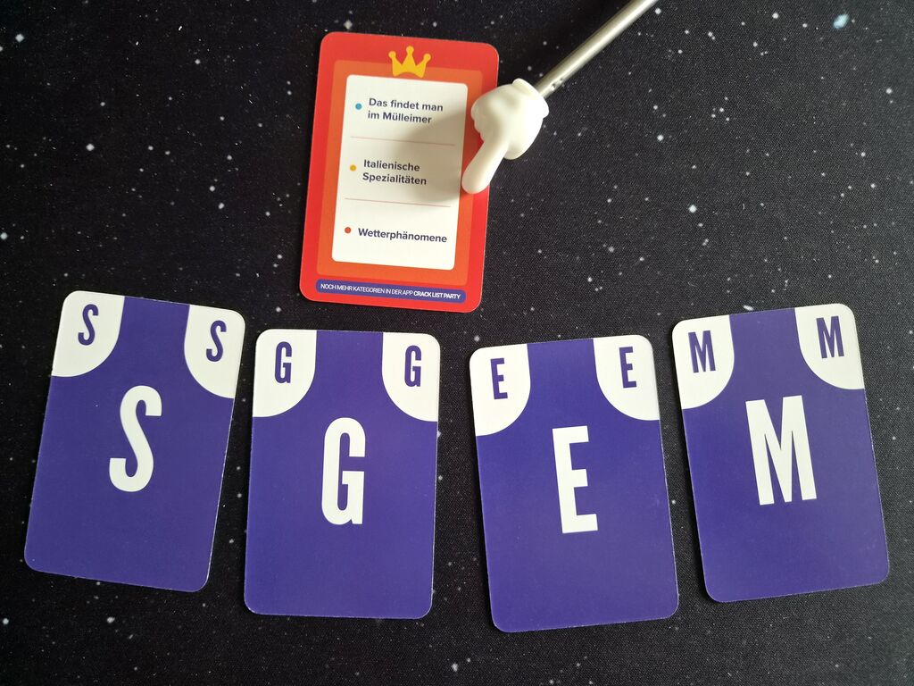 Karte mit Kategorien, vier Karten mit Buchstaben.