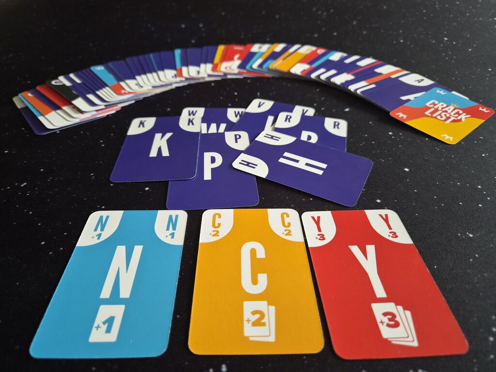 Karten mit Buchstaben und Symbolen.