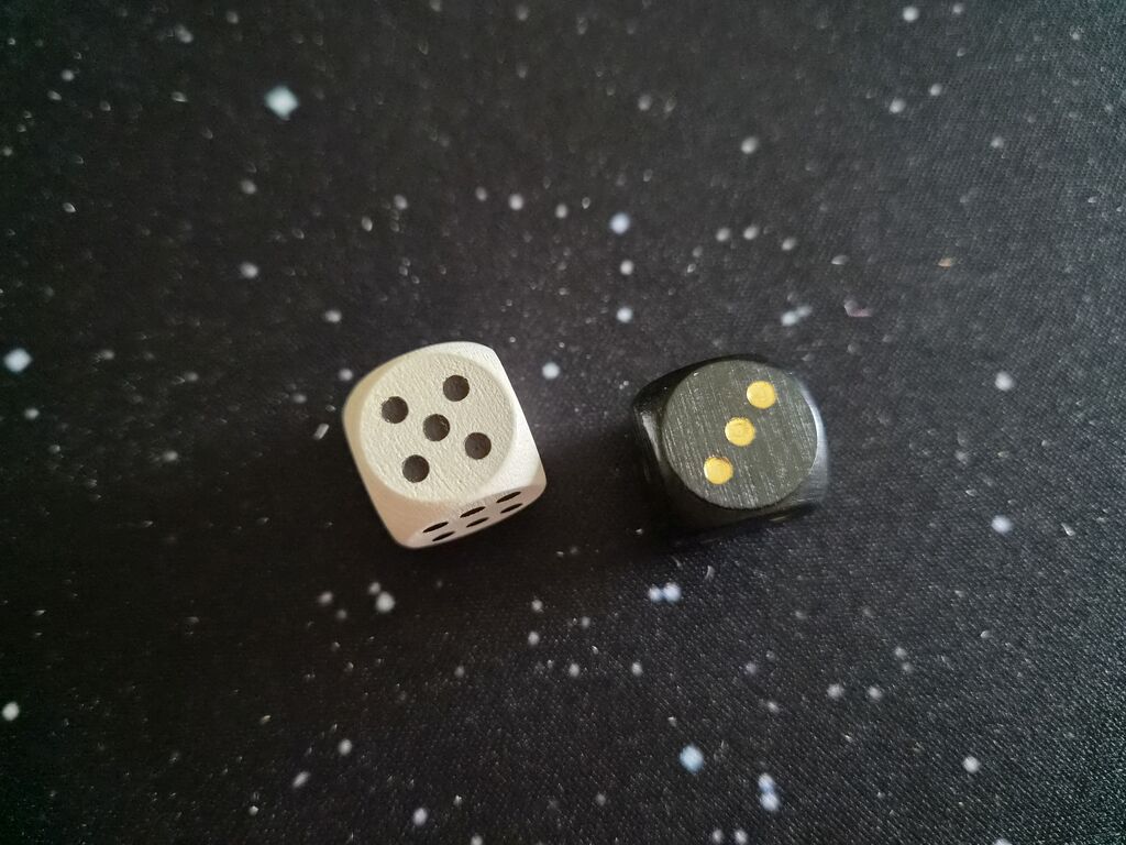 Weißer und schwarzer Würfel.