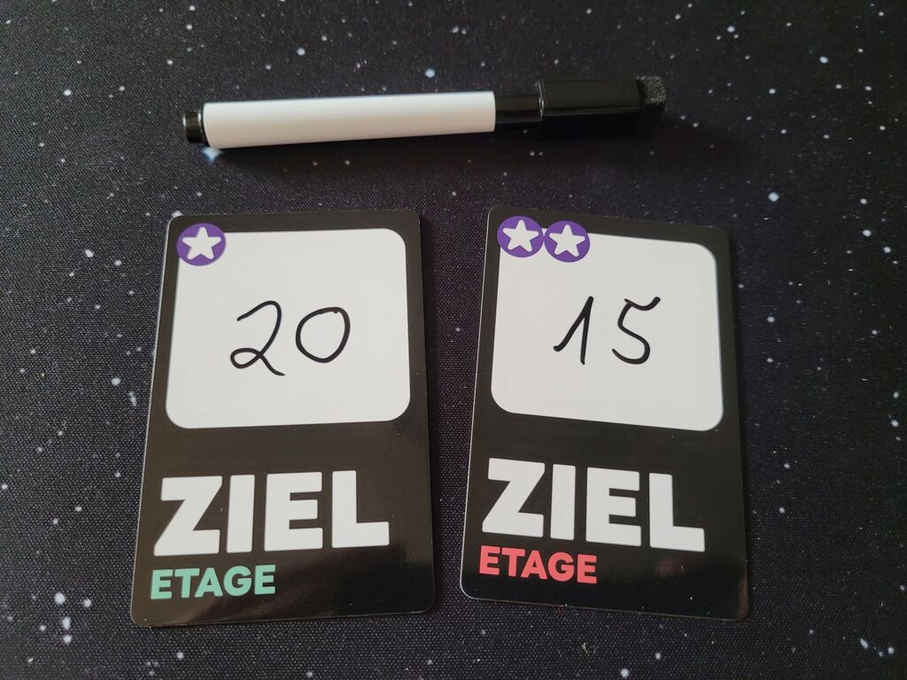 Zwei Karten. 15 und 20 mit Stift draufgeschrieben.