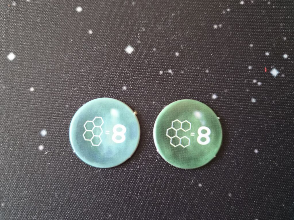 Zwei runde Marker mit Zahl und Symbol.