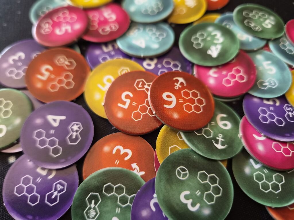 Bunte, runde Marker mit Symbolen und Zahl.