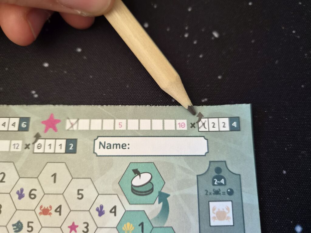 Stift über Spielplanteil mit Skalen.